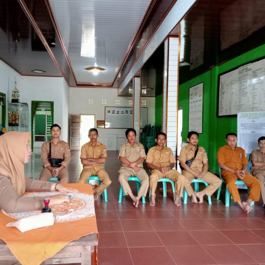 Pemdes Gedung Boga Laksanakan Apel Rutin, Serta Kegiatan Bagi - Bagi Takjil Kepada Warga